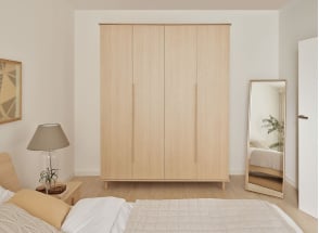 Kleiderschrank 4-türig mit Füßen SINA - Helles Eiche