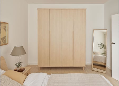 Armoire 4 portes avec pieds SINA - Chêne clair 1