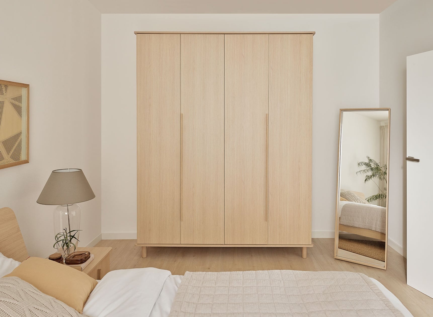 Armoire 4 portes avec pieds SINA - Chêne clair 1