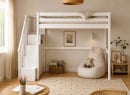 Lit mezzanine blanc avec rangements dans chambre enfant