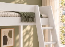 Lit mezzanine SOHO 90x200 blanc – détail de l’échelle et du garde-corps