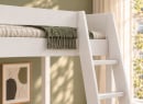 Lit mezzanine SOHO 90x200 blanc – détail de l’échelle et du garde-corps