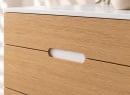Commode MANLY blanc et chêne – détail de la prise de main