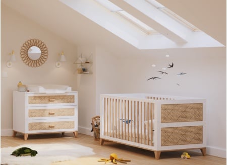 Chambre bébé NAMI – Blanc/Cèdre lit à barreaux