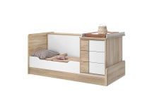 Lit bébé SALTO Chêne sans barreaux sur fond blanc