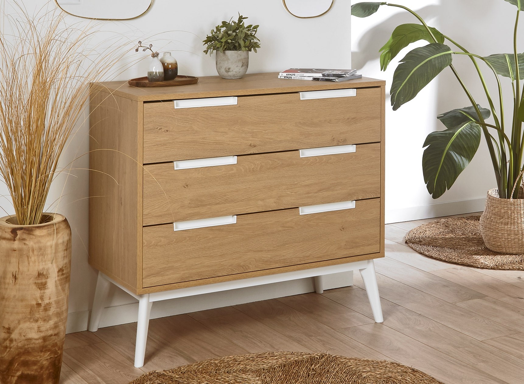 Commode 3 tiroirs VINTAGE en Blanc et Chêne sur fond ambiance
