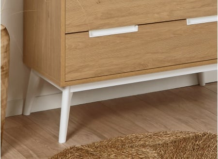 Commode 3 tiroirs VINTAGE en Blanc et Chêne sur fond ambiance avec zoom sur pieds