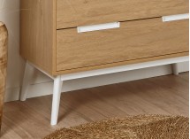 Commode 3 tiroirs VINTAGE en Blanc et Chêne sur fond ambiance avec zoom sur pieds