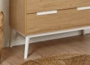 Commode 3 tiroirs VINTAGE en Blanc et Chêne sur fond ambiance avec zoom sur pieds