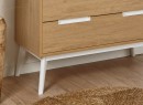 Commode 3 tiroirs VINTAGE en Blanc et Chêne sur fond ambiance avec zoom sur pieds