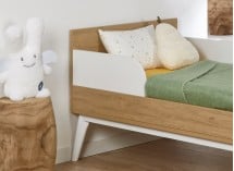 Lit bébé évolutif 70x140 VINTAGE en Blanc et Chêne version lit enfant zoom sur barrière de lit