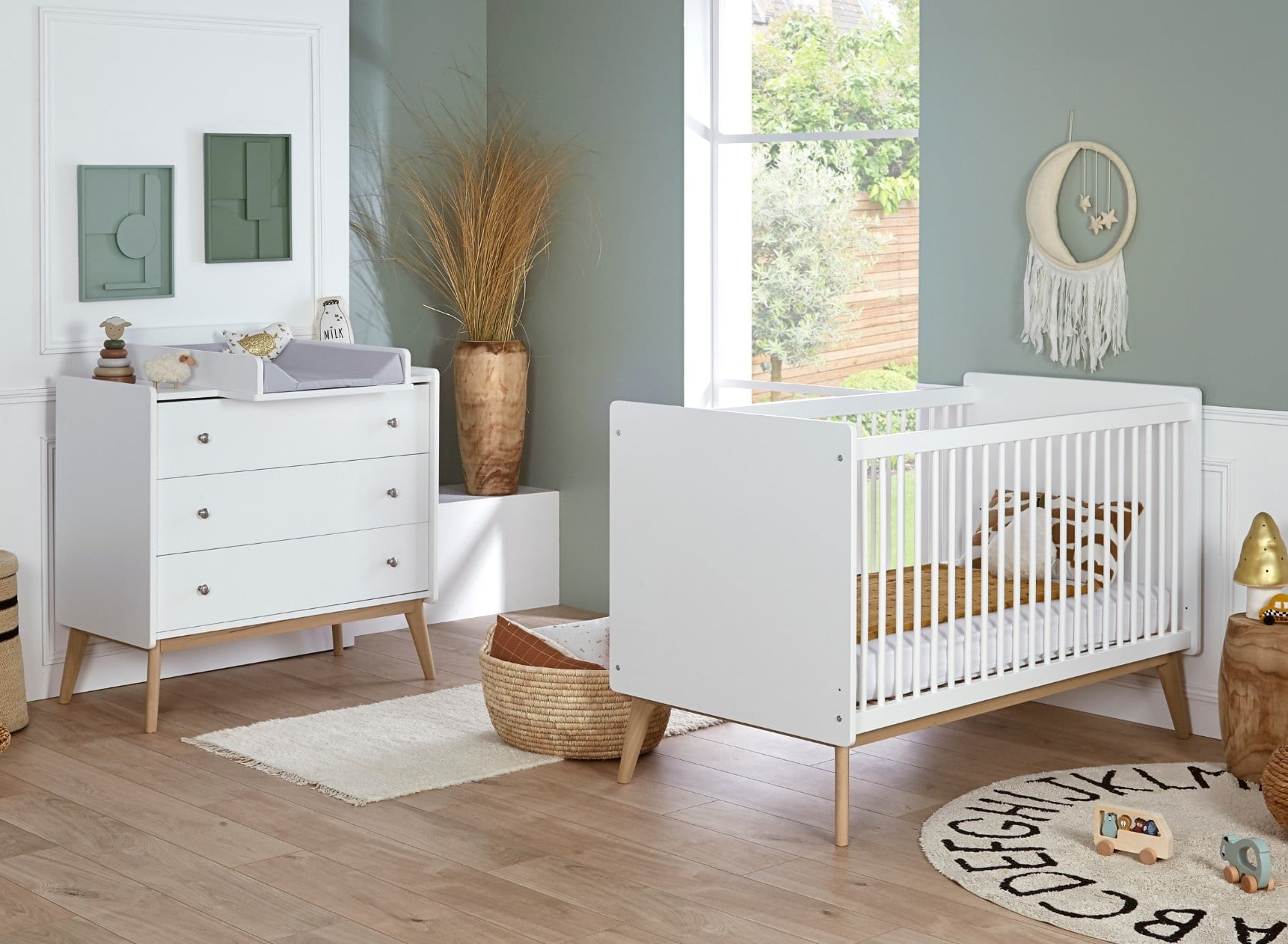 VOLT duo baby room: evolving baby bed and chest of drawers