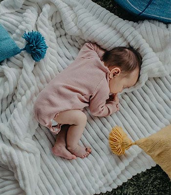 Bébé sur couverture douce