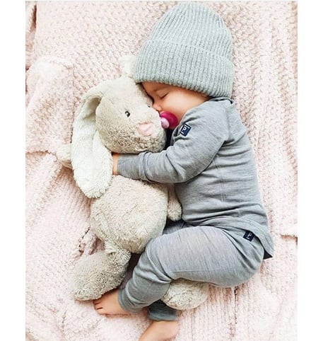 bébé qui dort avec sa peluche lapin