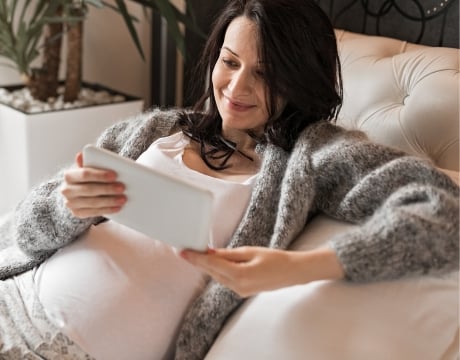femme enceinte sur tablette