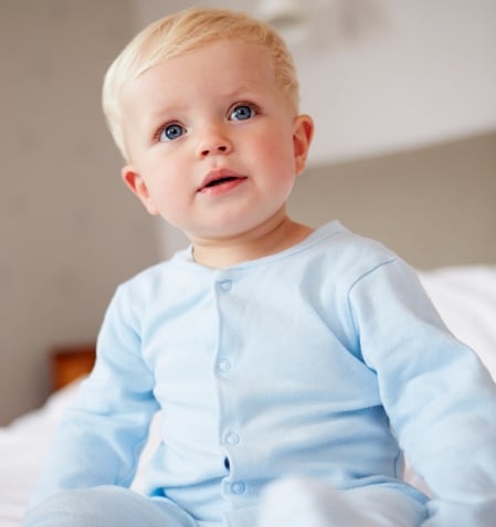 Petit garçon blond en pyjama bleu
