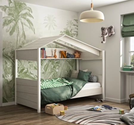 lit cabane avec papier peint jungle