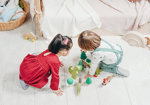 Deux enfants bruns s'amusant avec des jouets en bois colorés