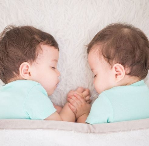 bambins jumeaux dorment