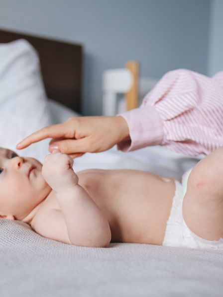 Wie kann man den Raum im Babyzimmer organisieren, um die Autonomie zu fördern?