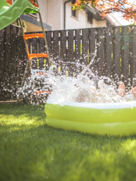 Idées de jeux d’eau pour enfants : activités amusantes à découvrir en extérieur