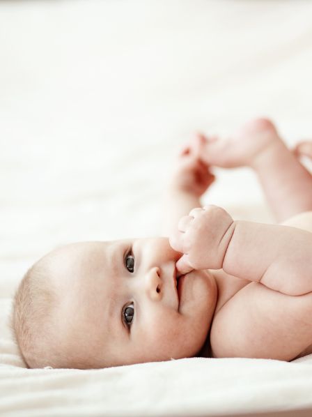 Couleur des yeux bébé : pourquoi, quand et comment la prédire