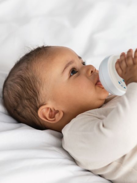 Comment faire accepter le biberon à un bébé allaité ?
