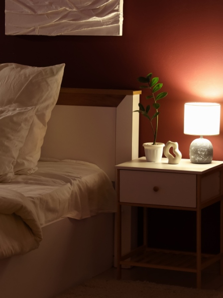 ¿Quieres una pared oscura en el dormitorio? Descubre cuál elegir y nuestros cons