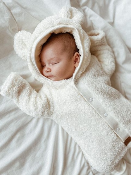 Hoe baby buiten aan te kleden: de goede praktijken