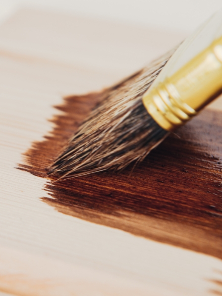 Welke kleur om een houten bed te schilderen?