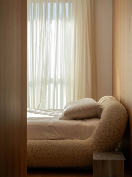 Comment aménager une chambre en longueur ? Créez un espace équilibré et apaisant
